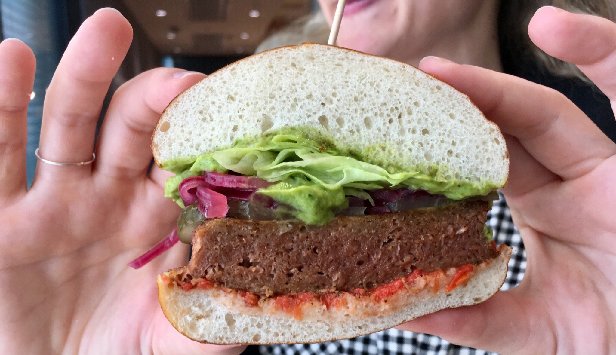 Ochutnali jsme burger bez masa, ve který věří i Bill Gates