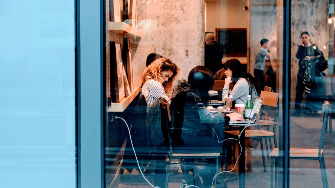 Networking je introvertův zlý sen. Existuje ale způsob, jak ho přežít