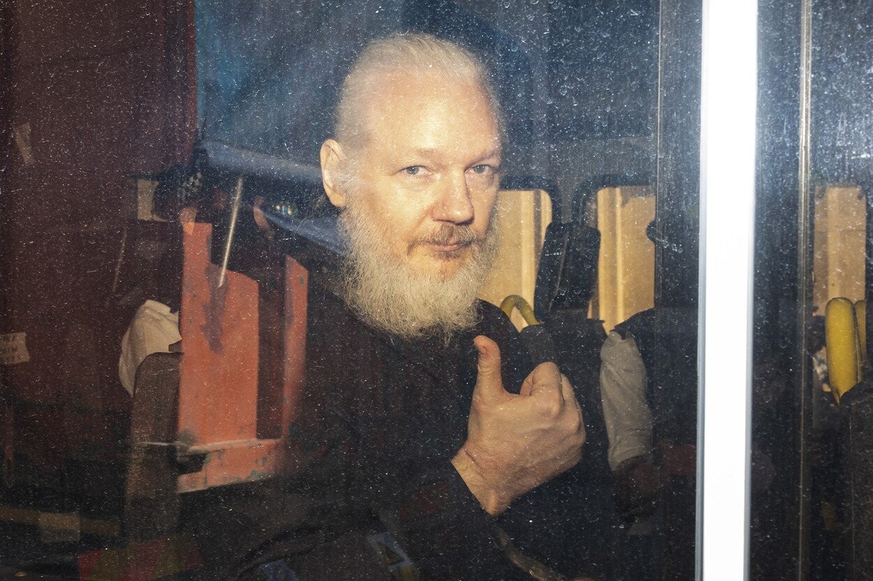 Británie vydá Juliana Assange do USA. Zakladatel WikiLeaks je obviněn ze špionáže