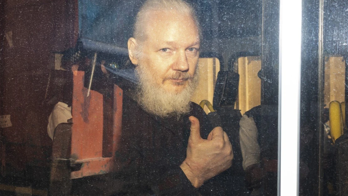 Británie vydá Juliana Assange do USA. Zakladatel WikiLeaks je obviněn ze špionáže