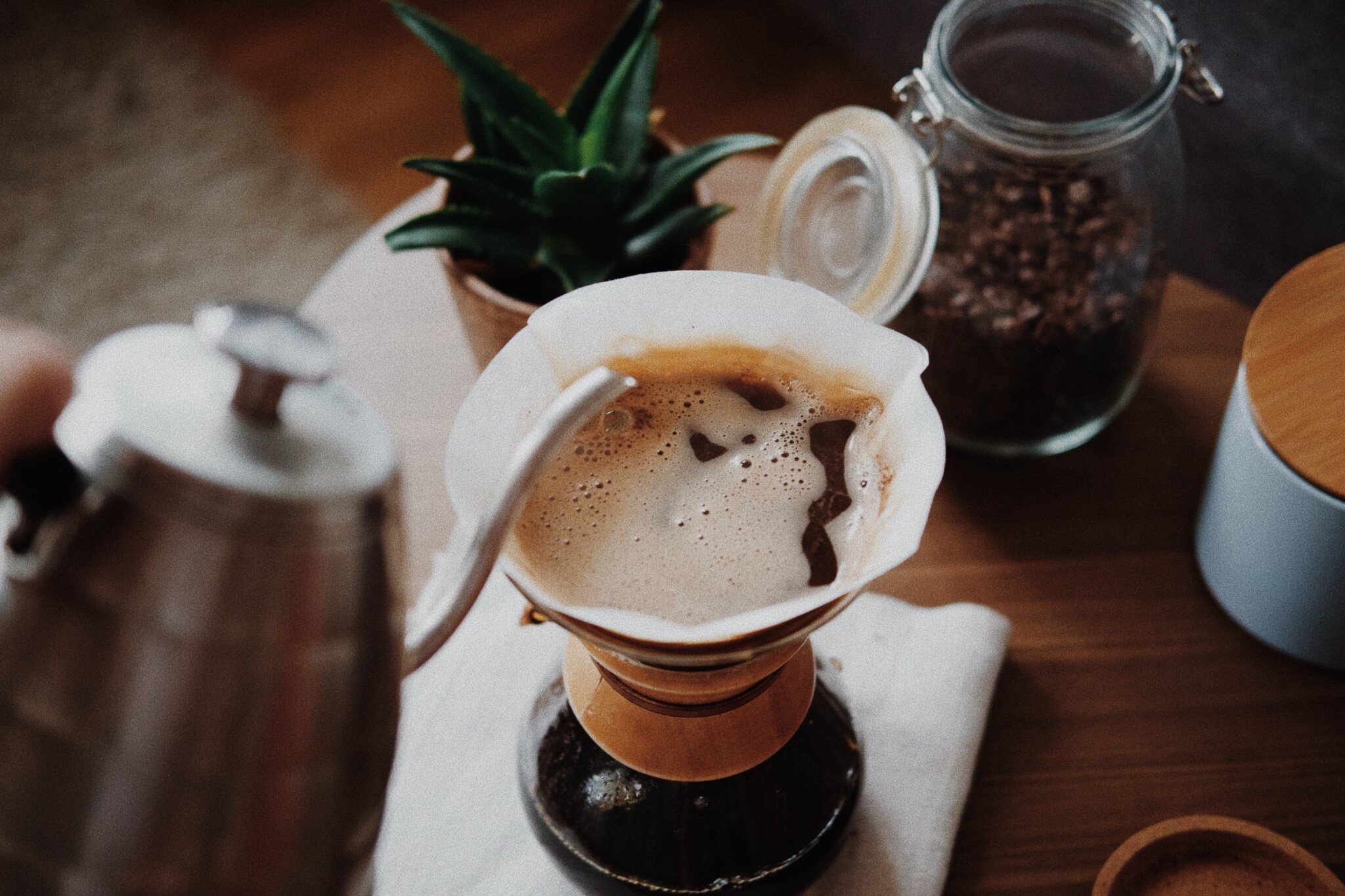 Ranní slow living rituál s vůní kofeinu. Naučte se filtrovat kávu sami a doma