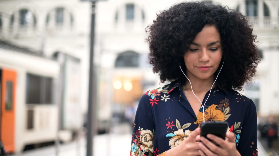 Co nás baví poslouchat? Jarní podcastové tipy od redakce Forbes.cz