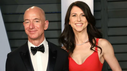 Nejen MacKenzie Bezos. Ke Giving Pledge se upsali i&nbsp;zakladatelé WhatsAppu a&nbsp;Coinbase