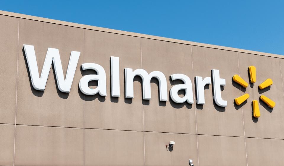 Americkému řetězci Walmart klesl provozní zisk. Budoucnost vidí růžověji