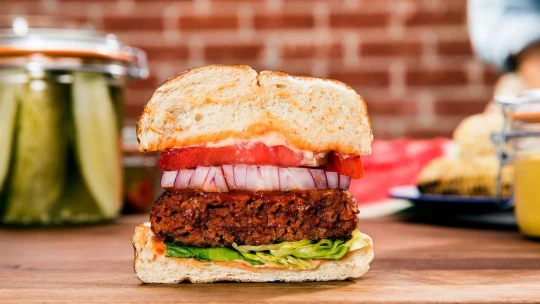 Nadějné vegeburgery Beyond Meat poprvé výrazněji klopýtly na burze