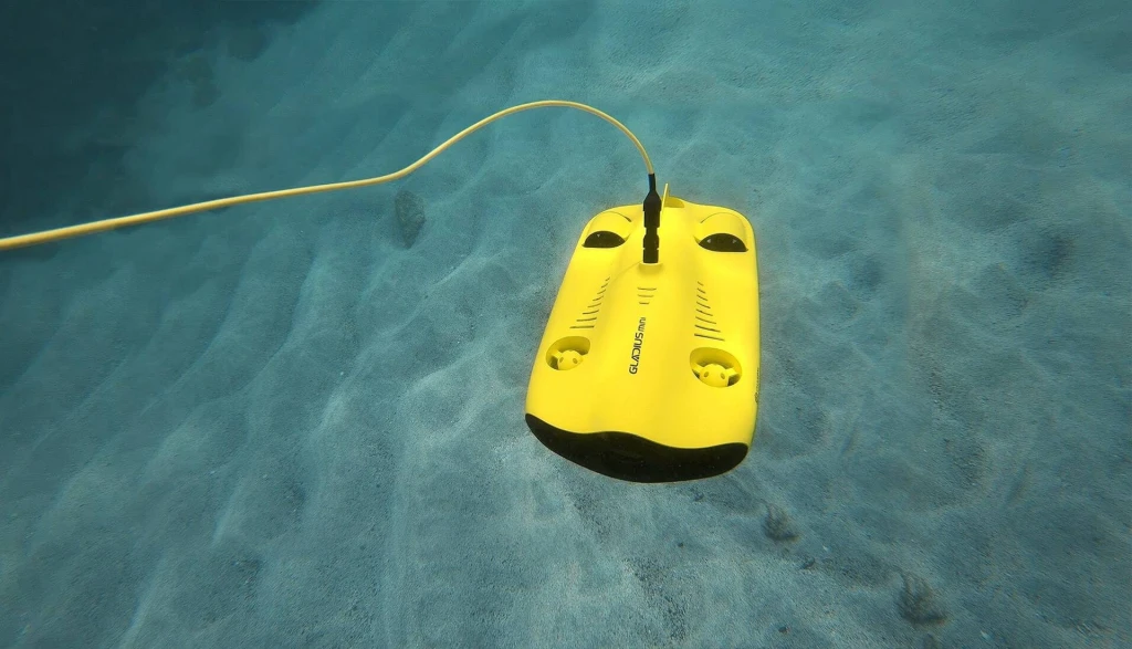 Většina lítá, tenhle plave. Jaká je budoucnost dronů?