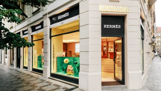 Birkinky se vracejí. Hermès znovu otevírá butik v&nbsp;Pařížské