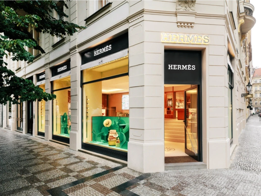 Birkinky se vracejí. Hermès znovu otevírá butik v&nbsp;Pařížské