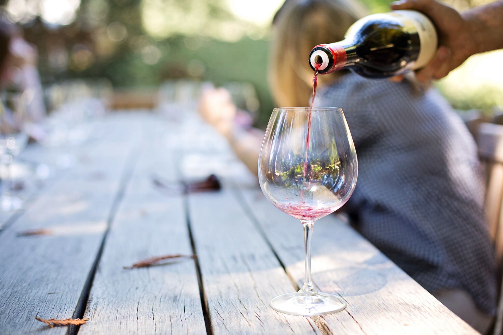 Jaká vína osvěží v letním horku? Vyberete si i mezi červenými