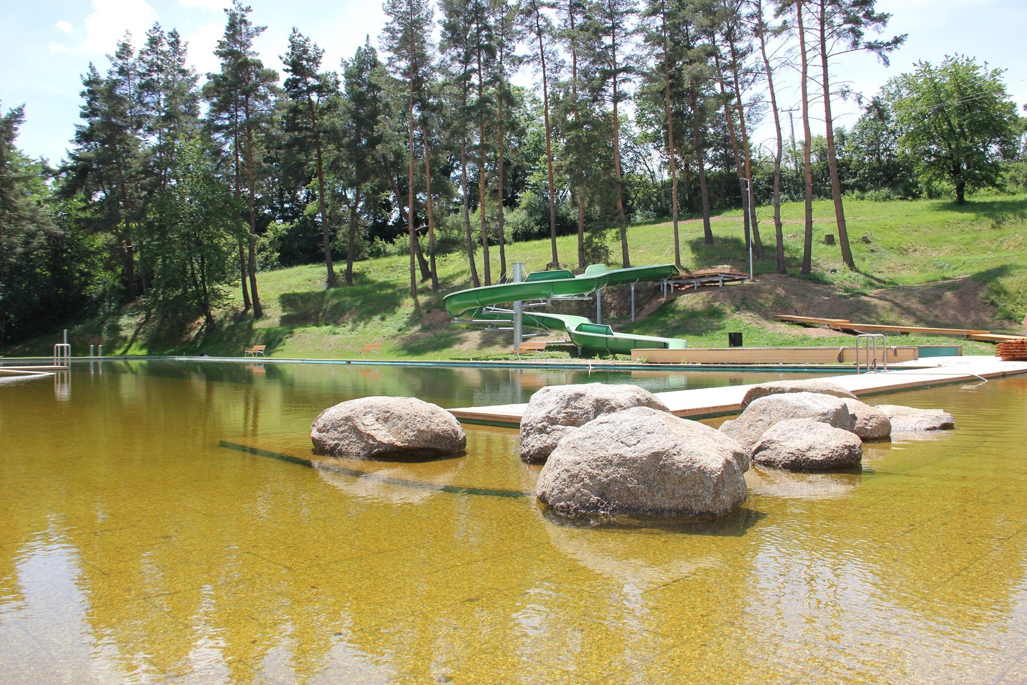 Čistá voda a stín. Tohle jsou ta nejkrásnější lesní koupaliště v Česku