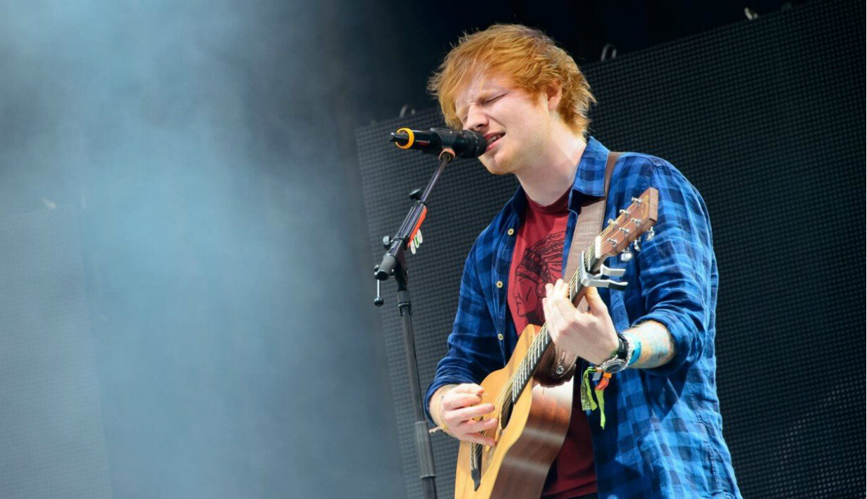 Ed Sheeran láme české i světové rekordy. 150 tisíc lidí, 750 milionů dolarů v bance
