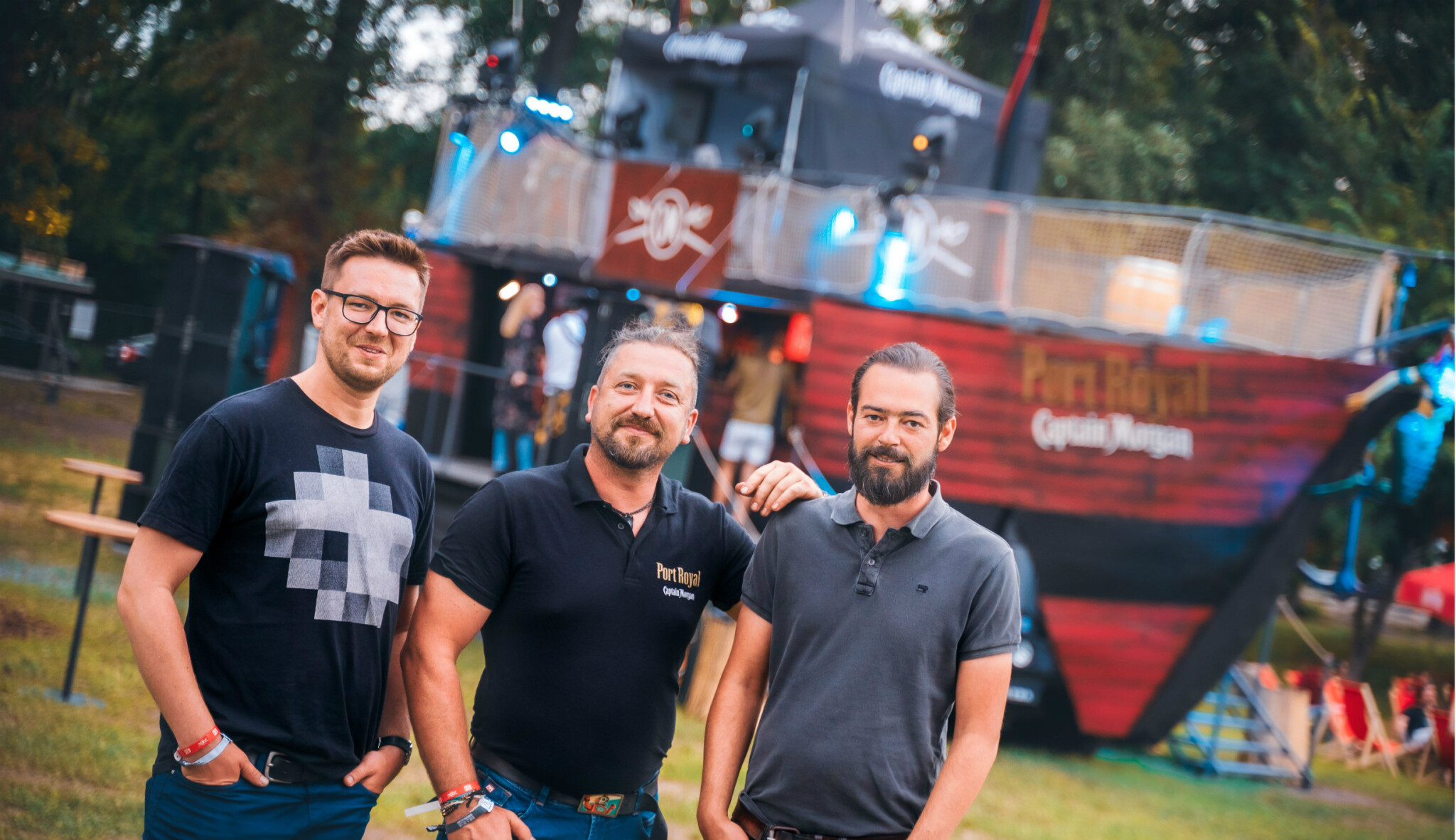 Na palubu! Tohle trio postavilo největší pojízdný bar v Česku