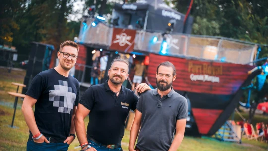 Na palubu! Tohle trio postavilo největší pojízdný bar v&nbsp;Česku