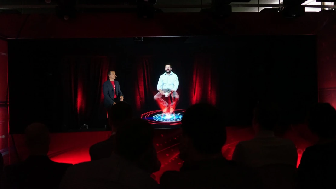 Vodafone předvedl holografický hovor poháněný 5G. Brzdí ho ale spory kolem Huaweie