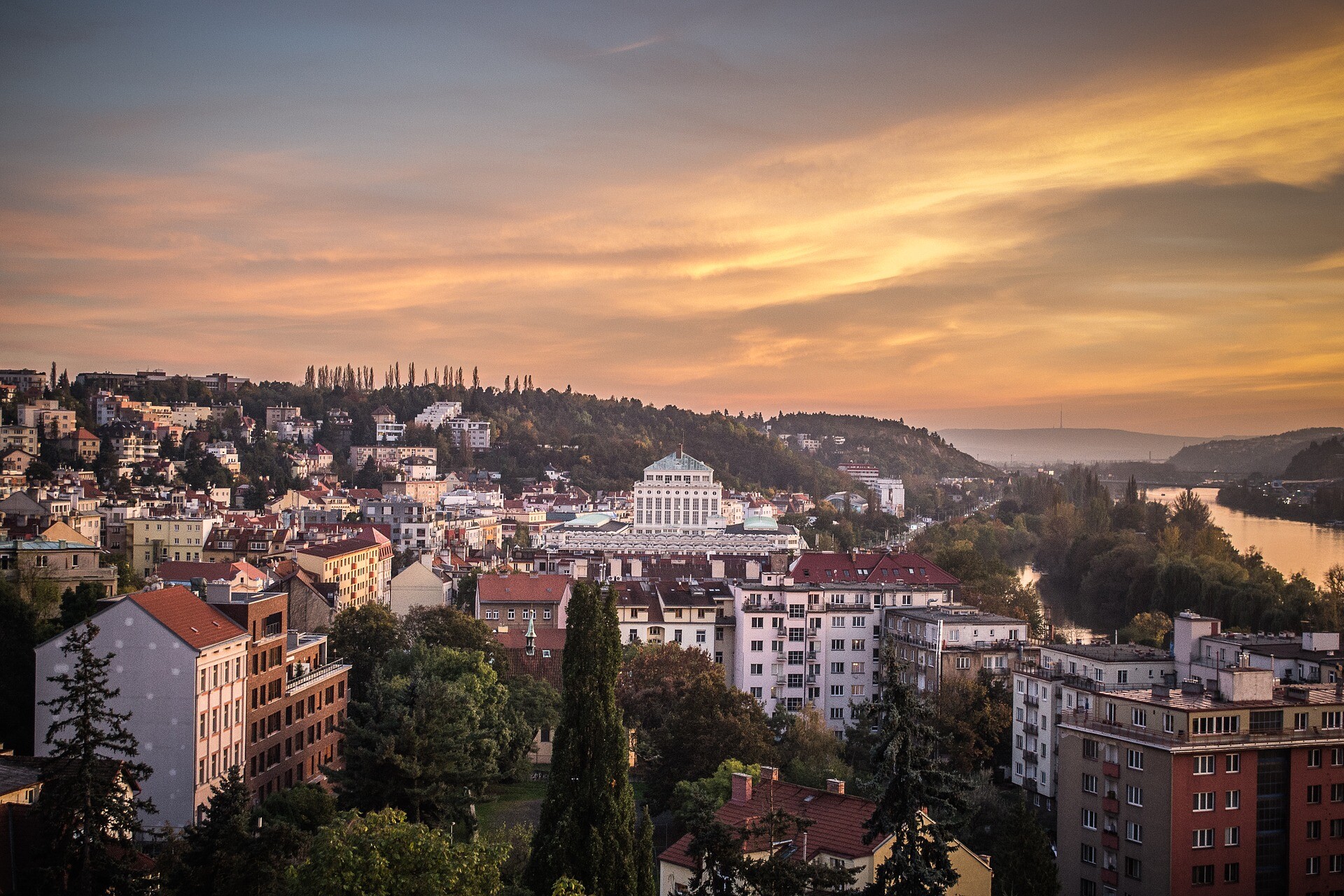 Ceny bydlení jsou na hraně, Praha balancuje na 100 tisících za metr