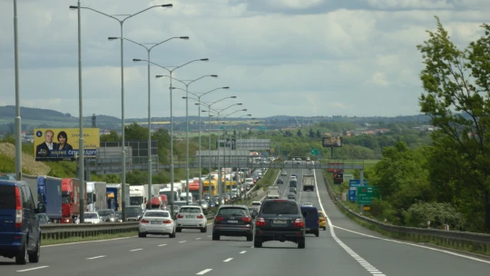 Stát od března zavede jednodenní dálniční známku. Přijde na dvě stě korun