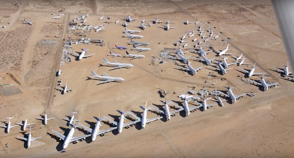 Boeingy uprostřed pouště zapadají pískem. Parkují jich tam stovky a&nbsp;další přiletí