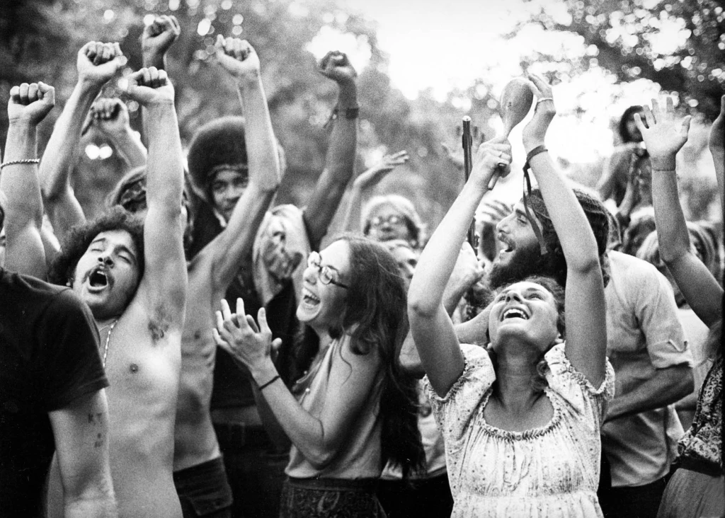 Bahno, sex, drogy a&nbsp;Hendrix v&nbsp;devět ráno. Jak to před 50 lety vypadalo na Woodstocku