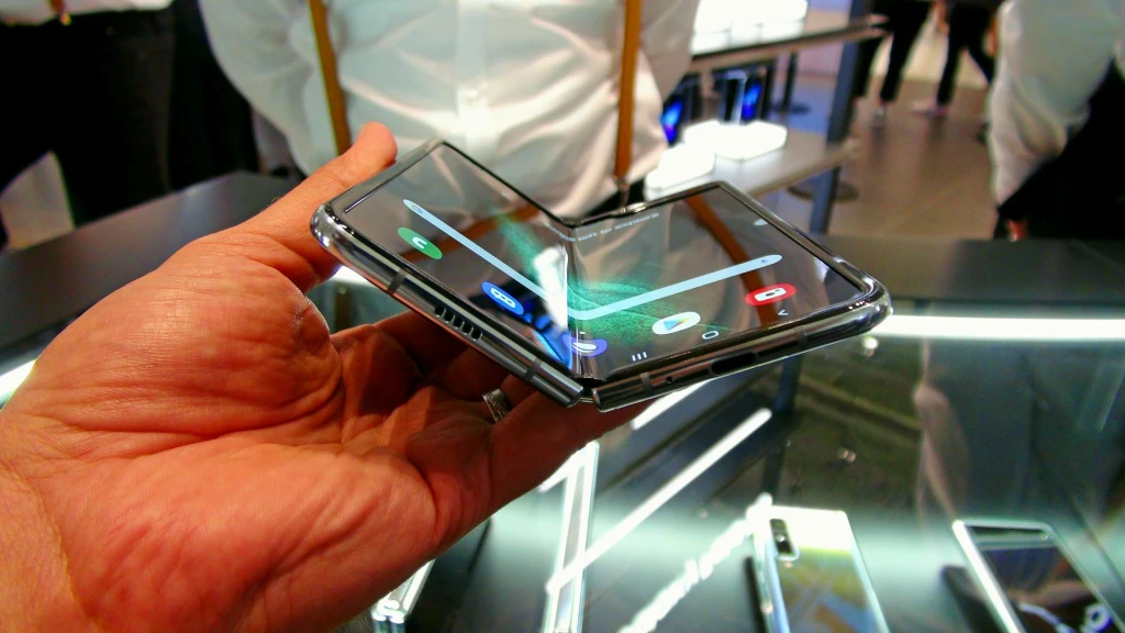 První dojmy: skládací telefon od Samsungu jde do prodeje za 52 tisíc korun