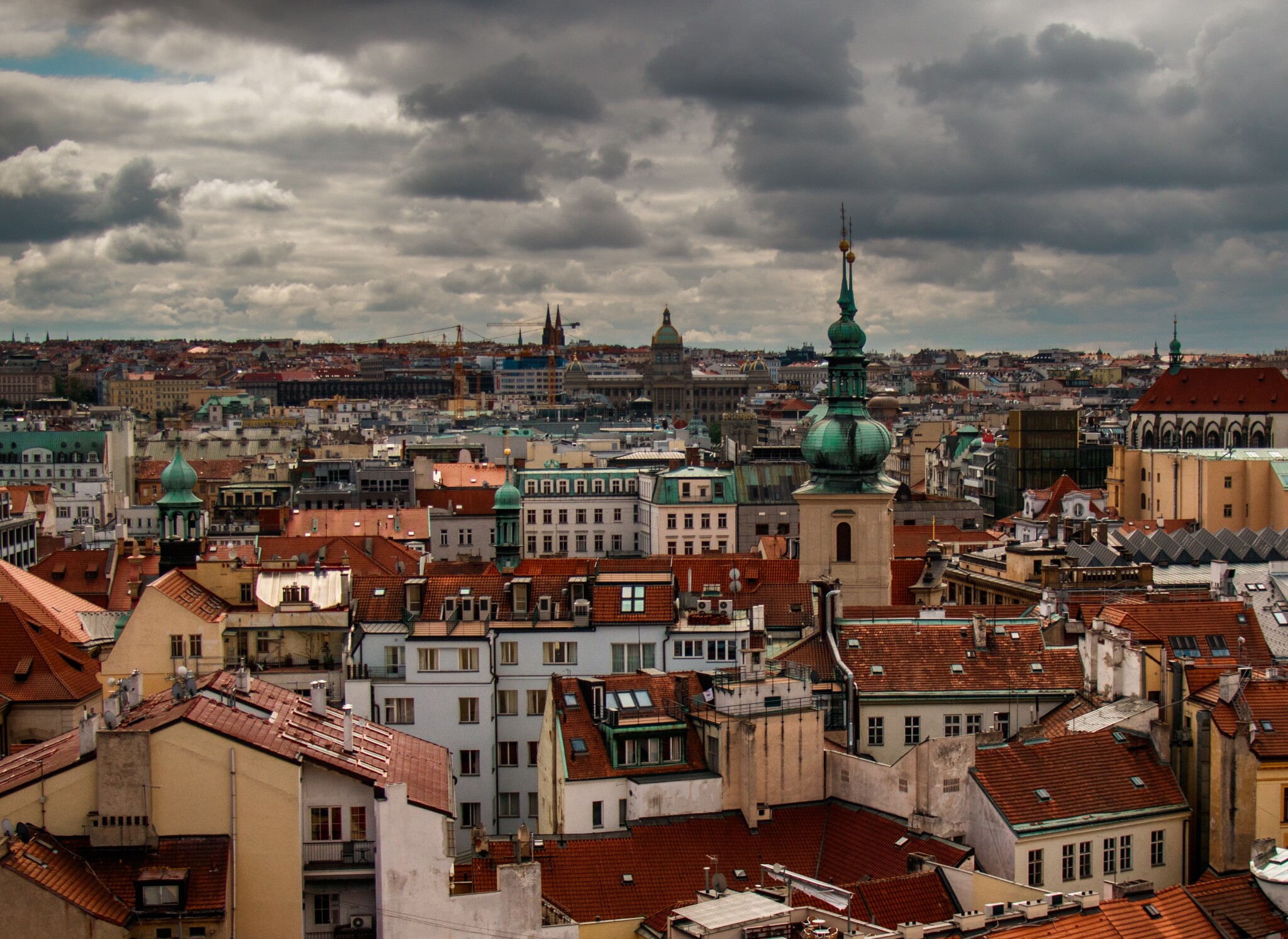 Praha z ptačí perspektivy. Nechte se provést pohledy na věže a střechy