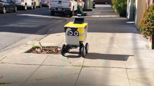 Číslo 5 doručuje. V&nbsp;San Francisku a&nbsp;Los Angeles vozí jídlo roboti