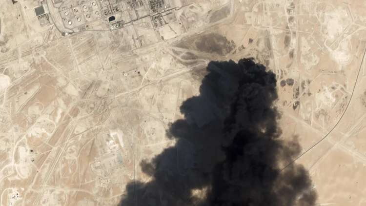 Hořící ropné pole v Saúdské Arábii