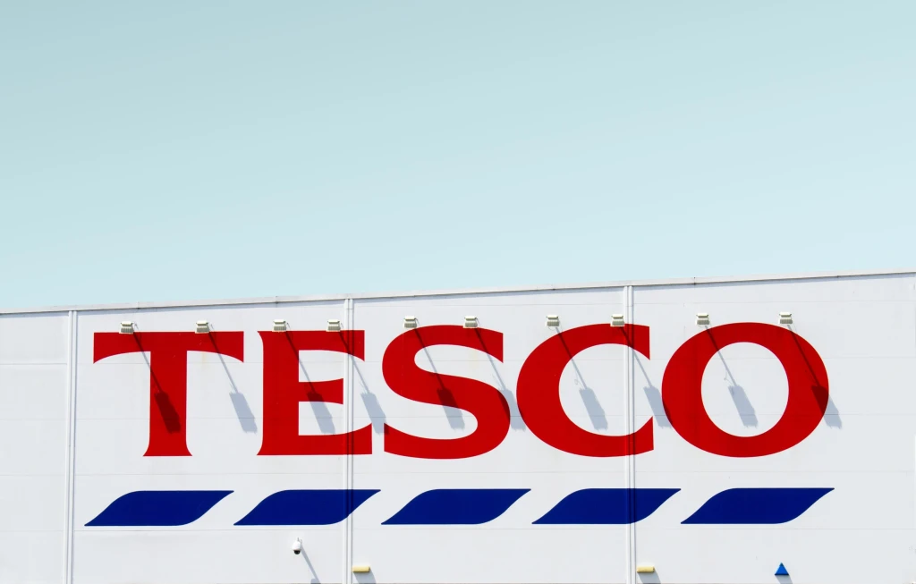 Úspěšný rok pro britský řetězec Tesco. Navýšil zisk na 83 miliard