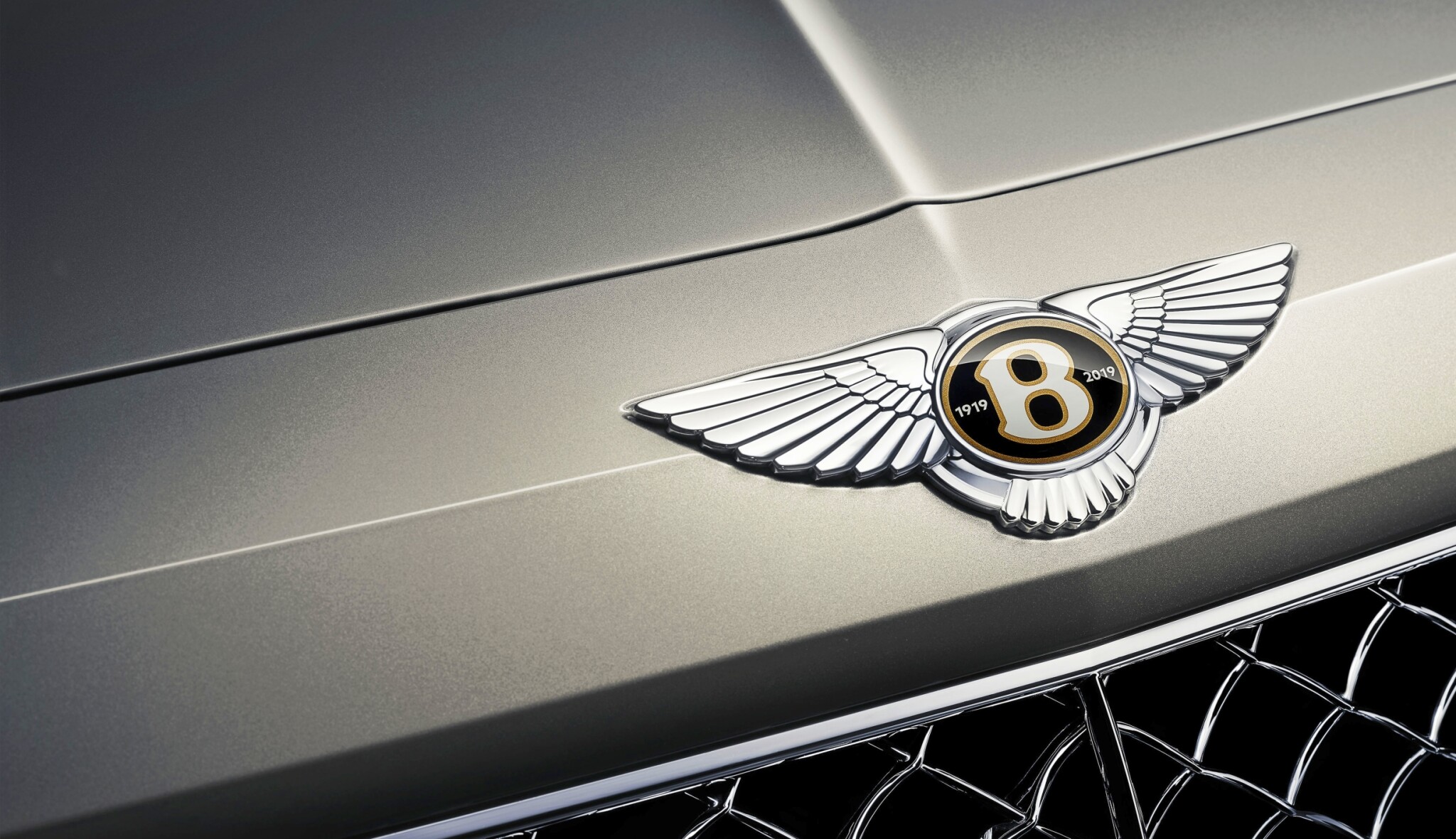 Století britské legendy. Bentley slaví novými modely i golfovými holemi