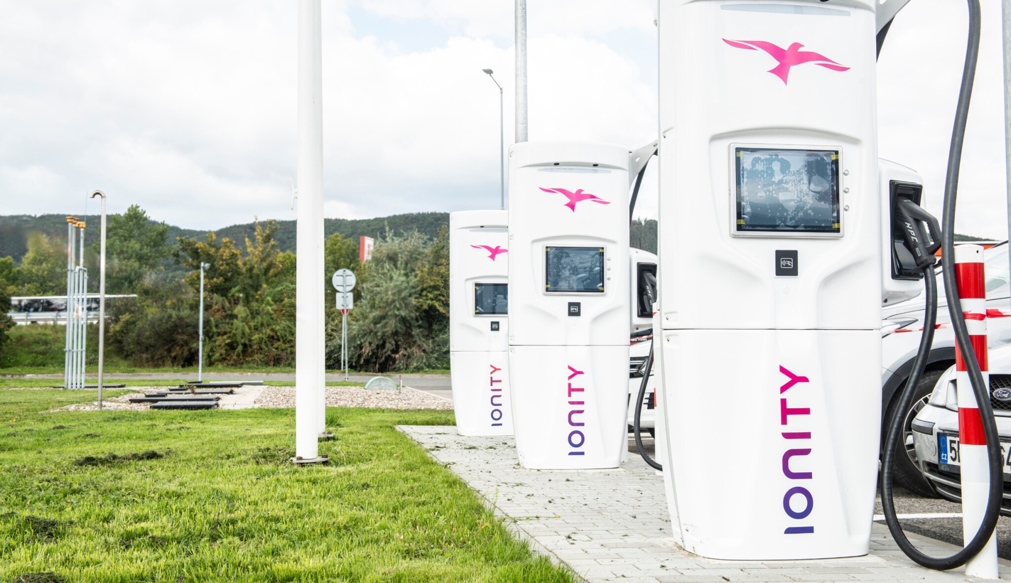 Elektrická D5. Na dálnici u Berouna se otevírá první  ultrarychlá nabíjecí stanice v Česku