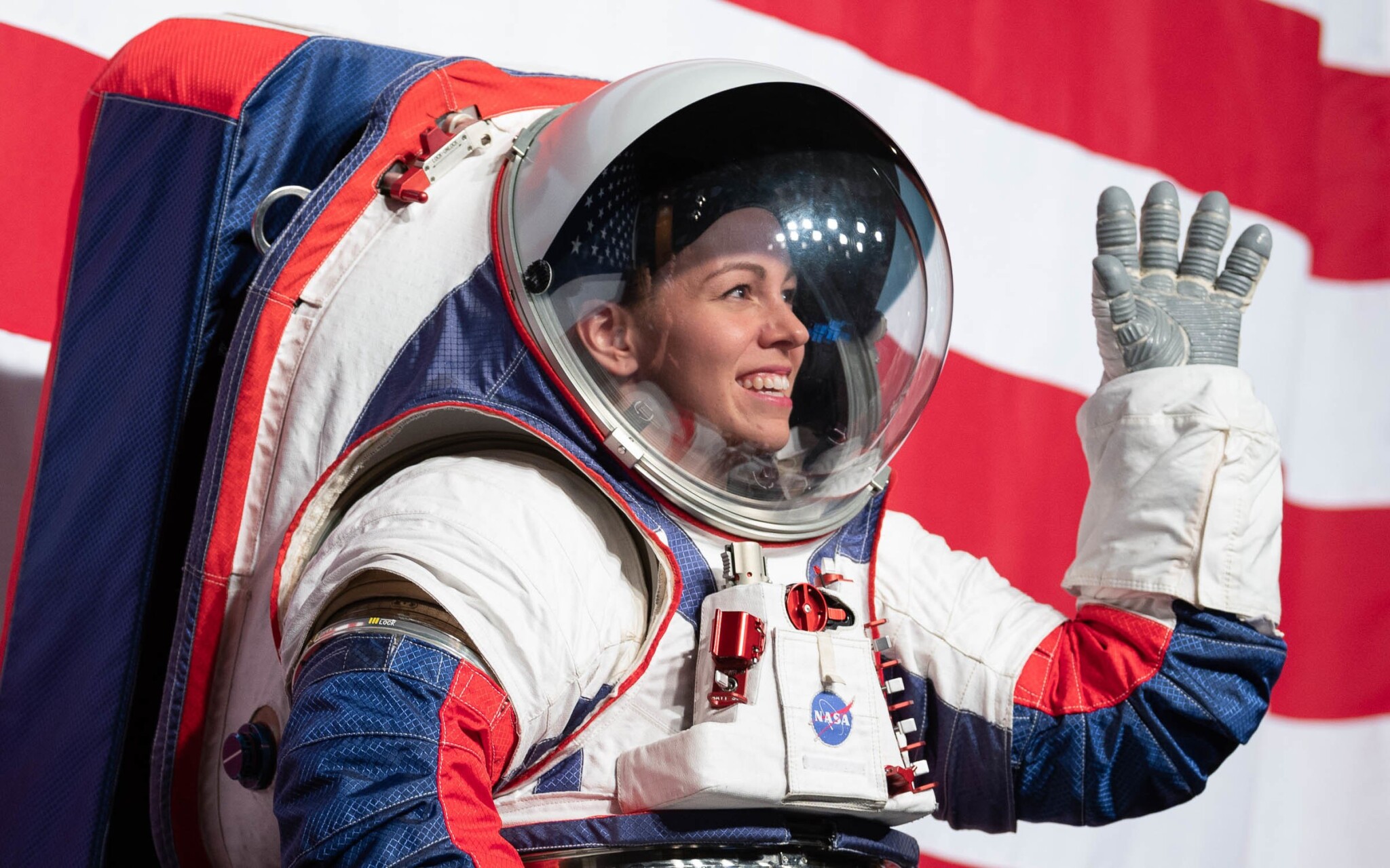 První žena na Měsíci má konečně skafandr. Oblek jako ze Star Treku představil i Branson