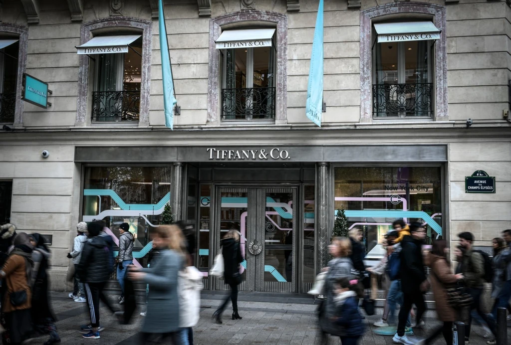 Souboj titánů. Arnault chce koupit Tiffanyho, není ale sám. Jak to změní trh?