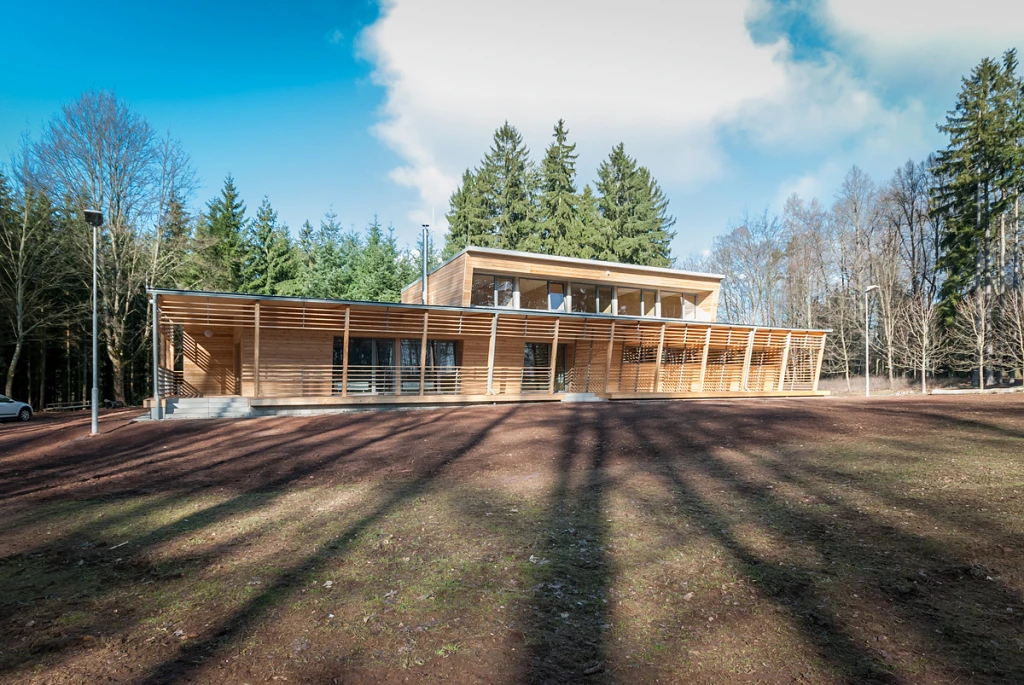 Knihovna, hasičárna i&nbsp;tělocvična. Tohle jsou nejzajímavější nové stavby Česka