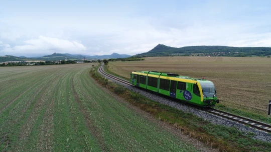 Drony, chytré zastávky a&nbsp;vlak bez řidiče. Lokálka do Mostu je nejmodernější v&nbsp;zemi