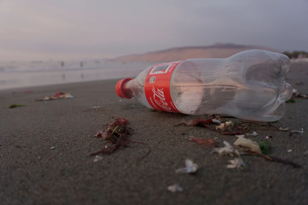 Coca-Cola představila stoprocentně recyklovatelnou lahev. Otestuje ji ve Švédsku