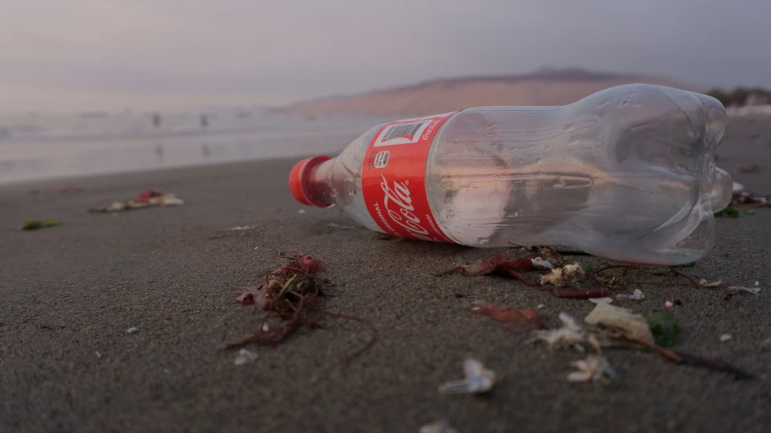 Coca-Cola představila stoprocentně recyklovatelnou lahev. Otestuje ji ve Švédsku