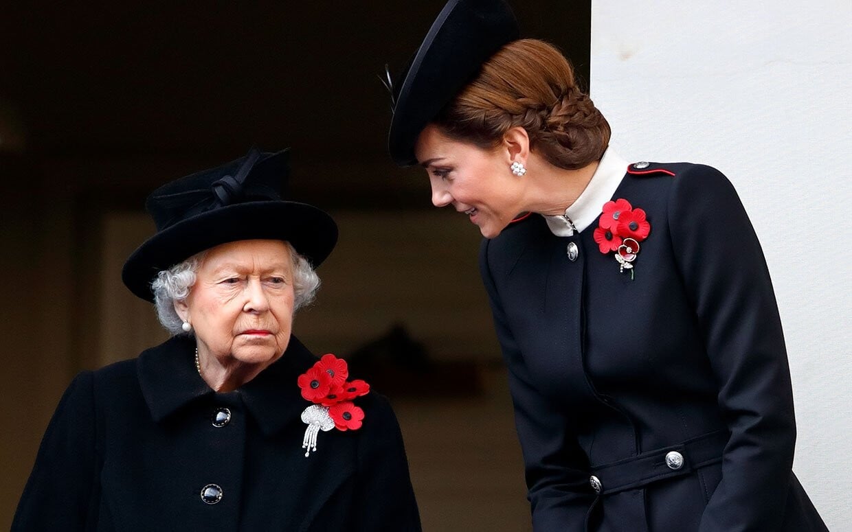 Forbes Royal: Svět si připomíná válečné veterány i padlé: proč nosí královna pět vlčích máků?
