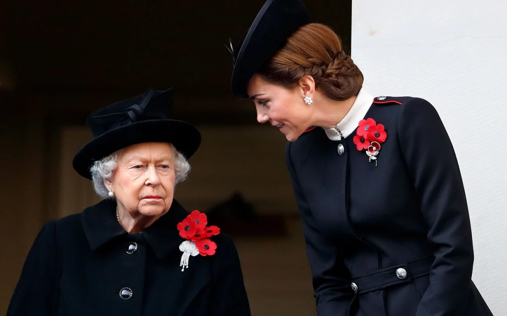 Forbes Royal: Svět si připomíná válečné veterány i&nbsp;padlé: proč nosí královna pět vlčích máků?