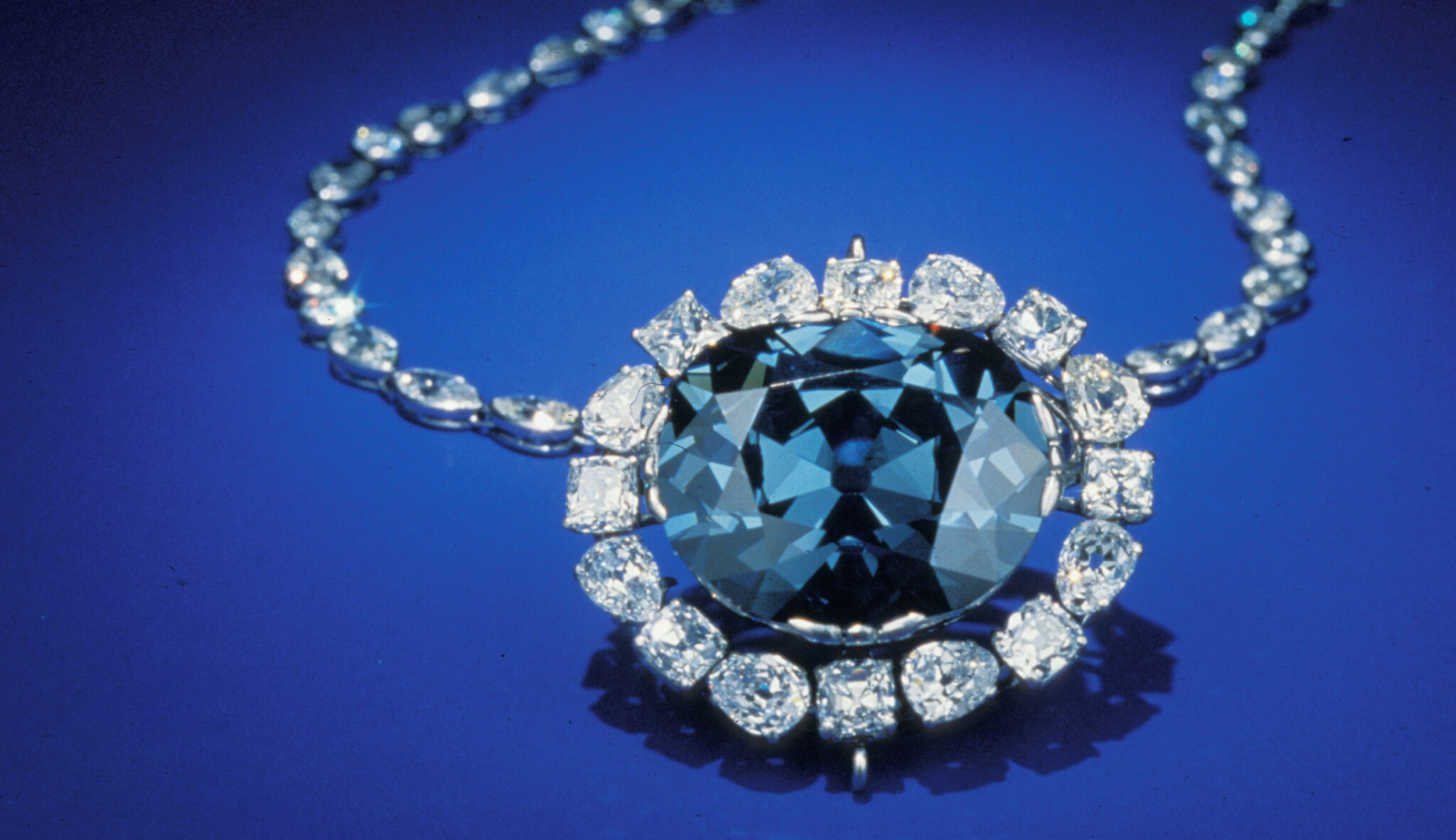 Tajná historie Cartierova prokletého diamantu. Komu přinesl štěstí, komu zkázu?