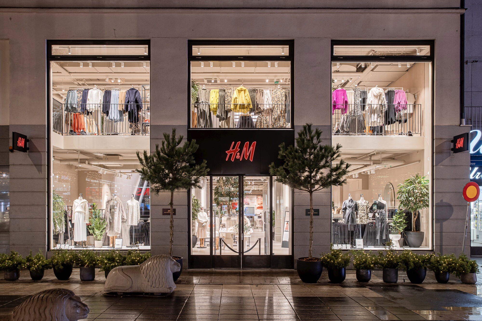 Švédskému řetězci H&M prudce klesl zisk. Může za to odchod z Ruska i restrukturalizace