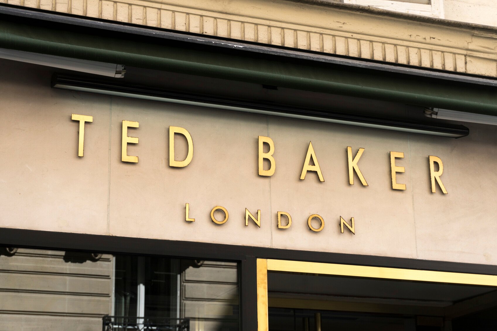 Britský luxusní řetězec Ted Baker opustili šéfové, vyhlídky jsou drsné