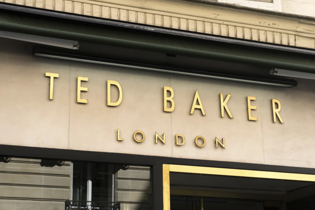 Britský luxusní řetězec Ted Baker opustili šéfové, vyhlídky jsou drsné