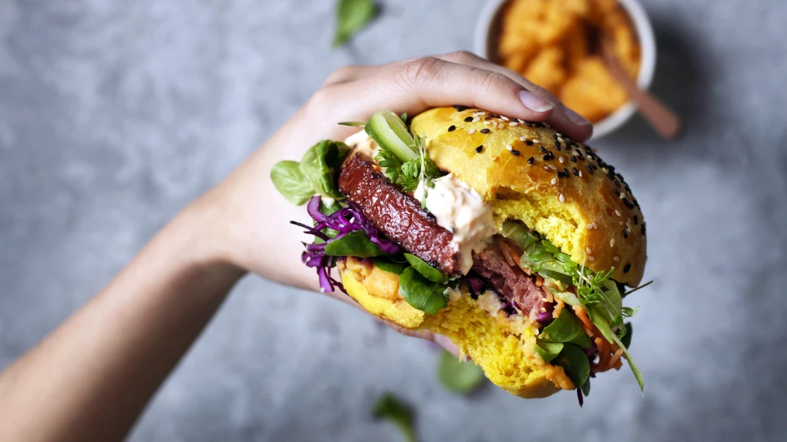 Masožravci stáli sedmihodinovou frontu na veganské burgery. A velké značky už si všímají