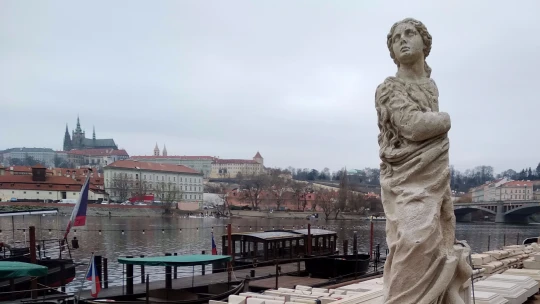 Přesun na Staroměstské náměstí se blíží. Mariánský sloup je na zahradě, za chrámem a&nbsp;na lodi