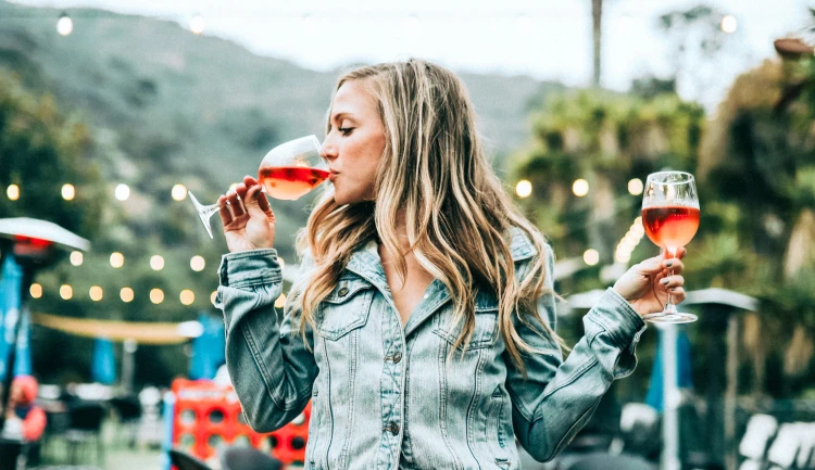 Žena pijící víno