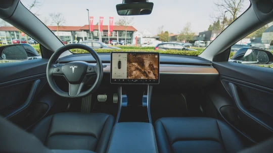 Elone, co uděláme s&nbsp;těmi výmoly? Tesla se bude umět vyhnout dírám na silnici