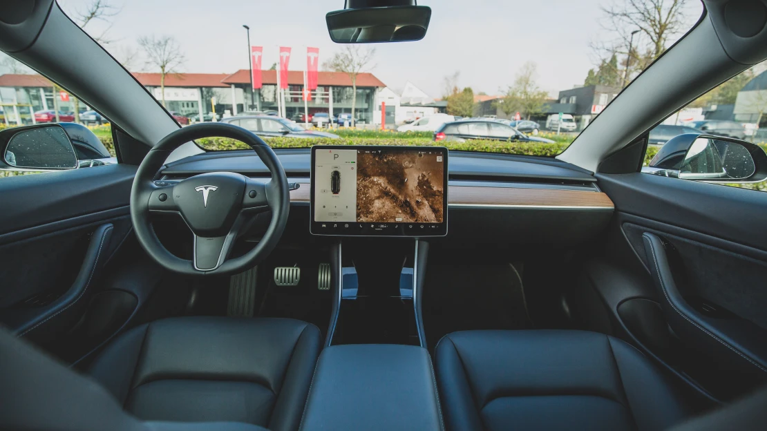 Elone, co uděláme s těmi výmoly? Tesla se bude umět vyhnout dírám na silnici