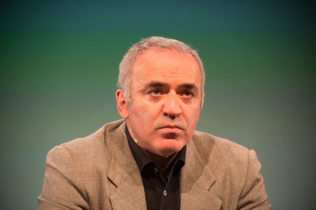 Už jste také zombie? Šachový génius Kasparov varuje před umělou inteligencí