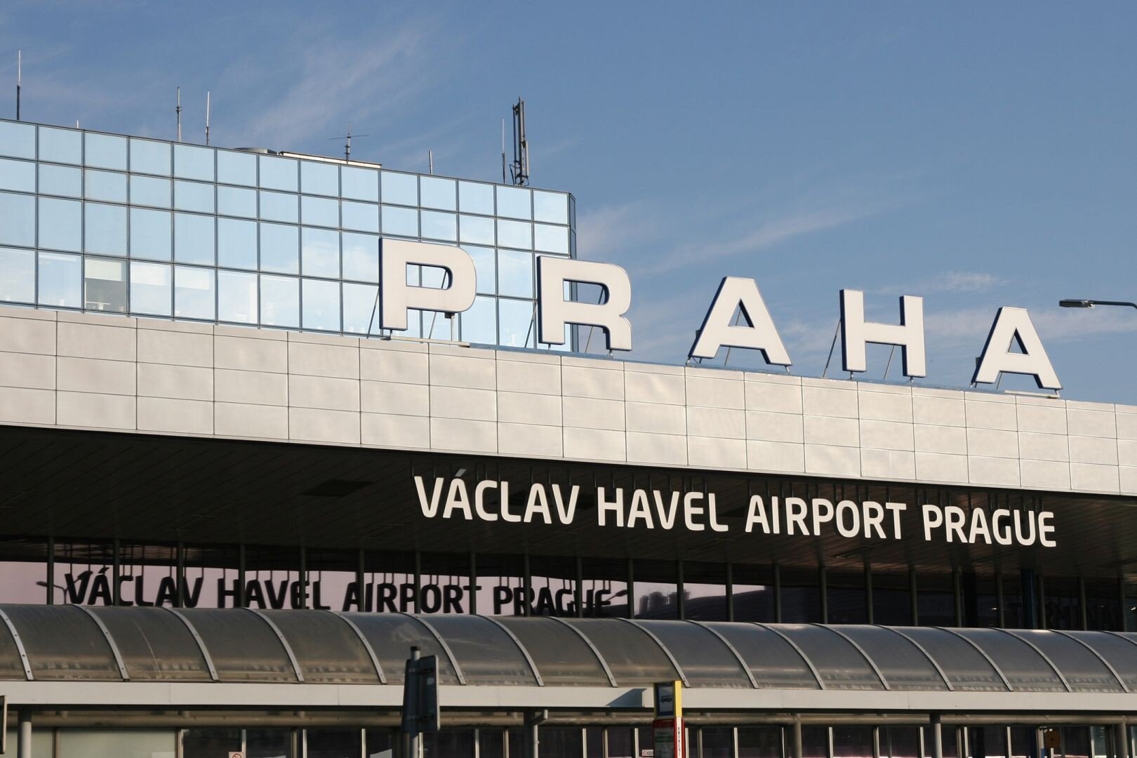 Cesta tam a zase zpátky. Pražské letiště od března zavře pro odbavení Terminál 1