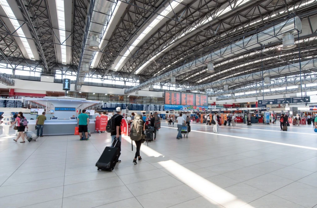 Výpadek systému pro řízení provozu. Pražské letiště zastavilo všechny odlety