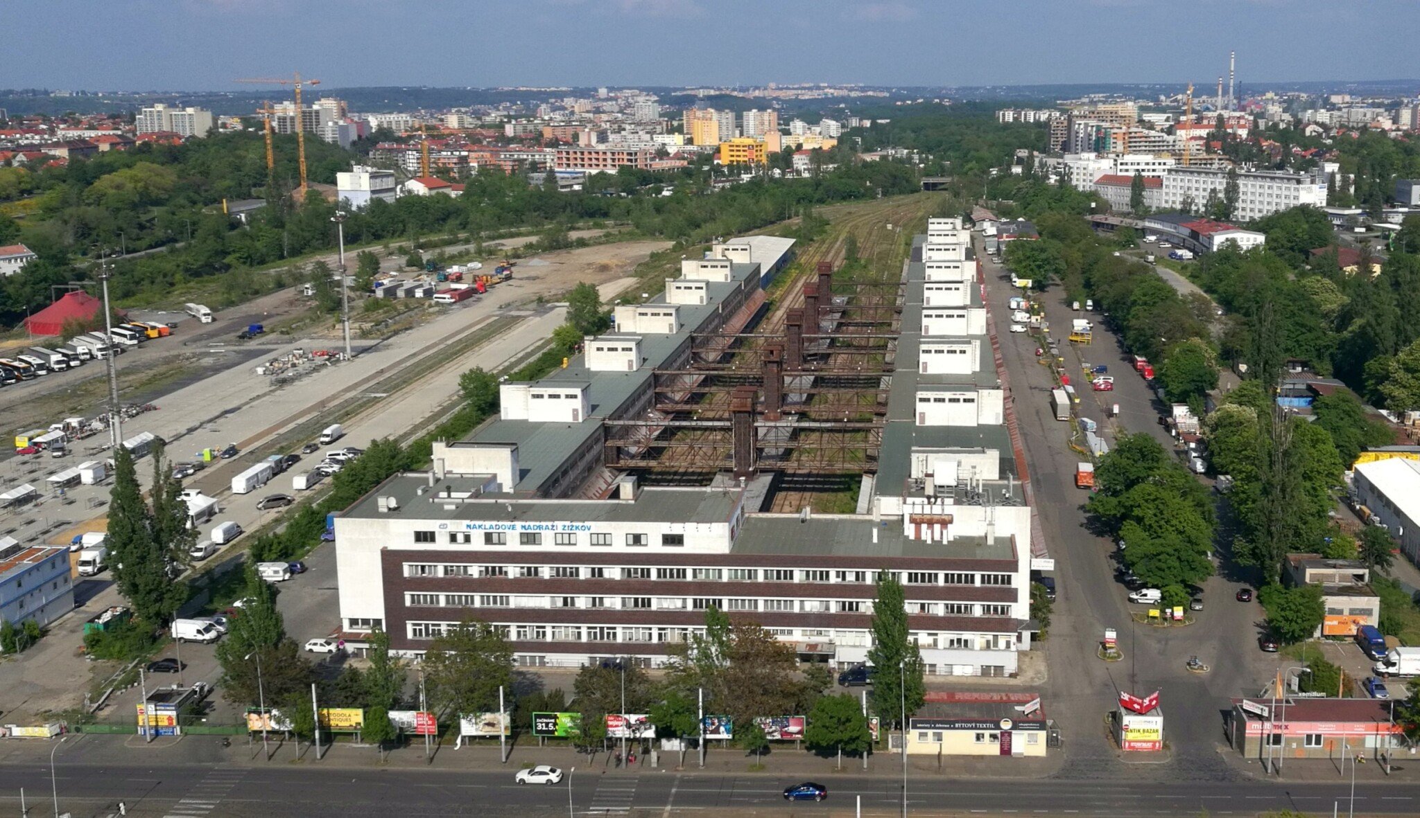 Školy, parky a tisíce bytů. Praha dostane od developerů miliardu a půl